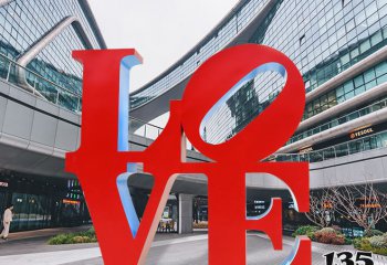 LOVE雕塑-大型商場里擺放的紅色的玻璃鋼創意LOVE雕塑