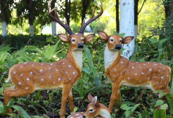 梅花鹿雕塑-公園草叢中一家三口梅花鹿雕塑