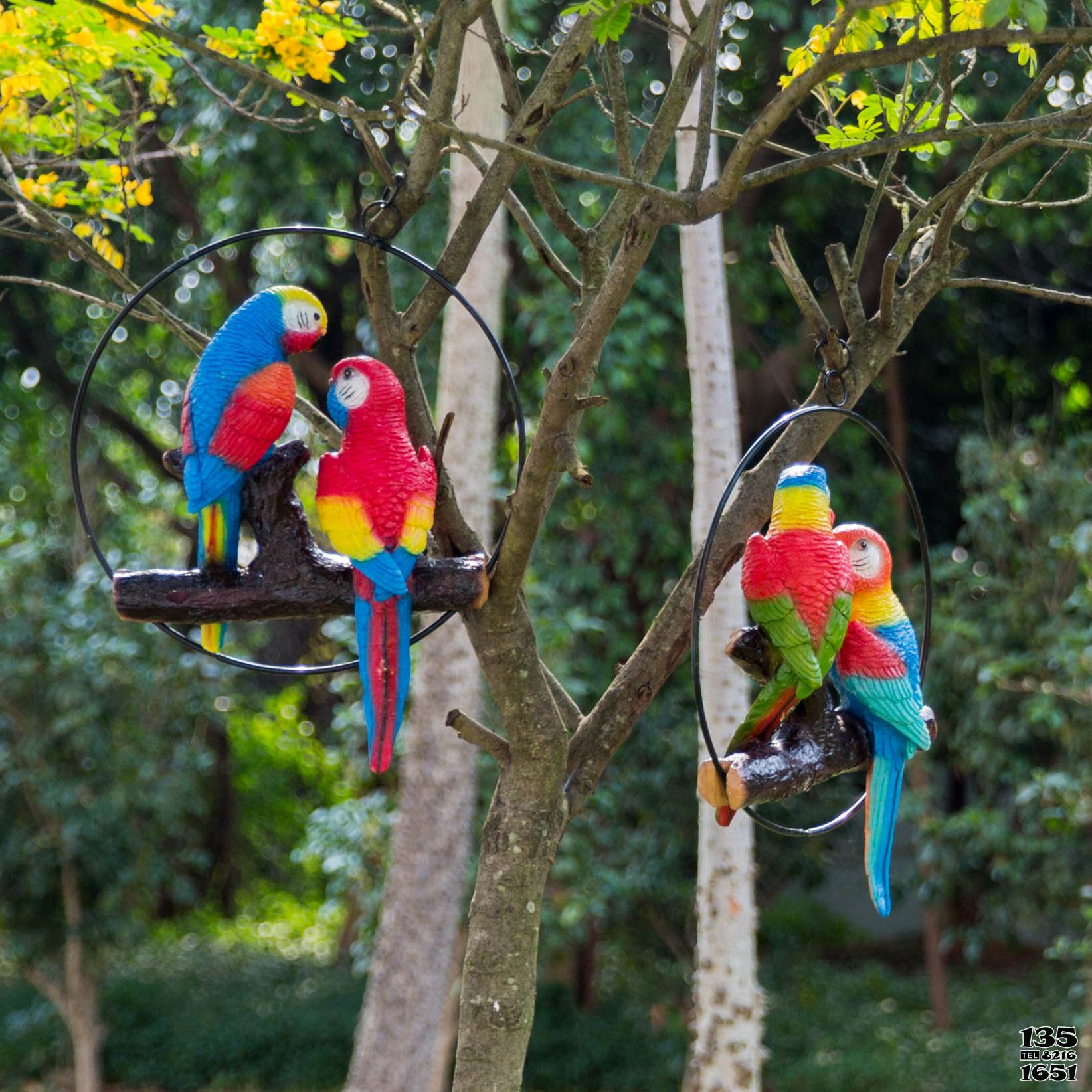 鸚鵡雕塑-動(dòng)物園樹(shù)上休息的玻璃鋼鸚鵡雕塑高清圖片