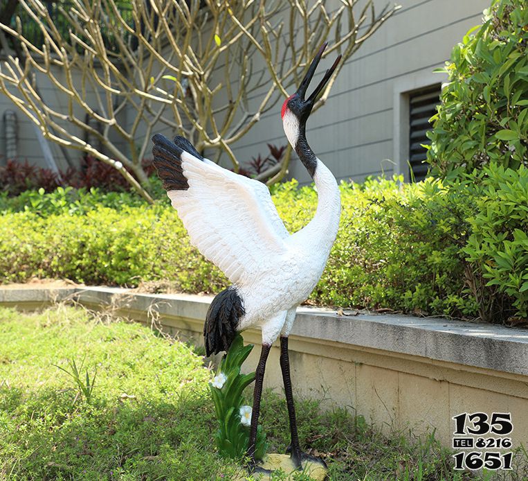 鶴雕塑-公園玻璃鋼仿真動物鶴雕塑高清圖片