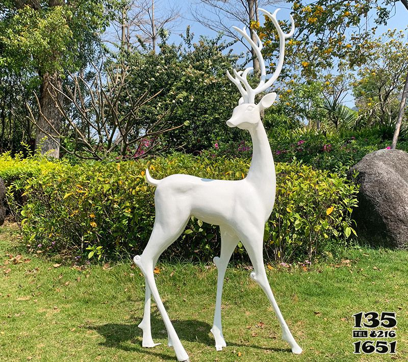 梅花鹿雕塑-公園景區(qū)玻璃鋼白色梅花鹿雕塑高清圖片