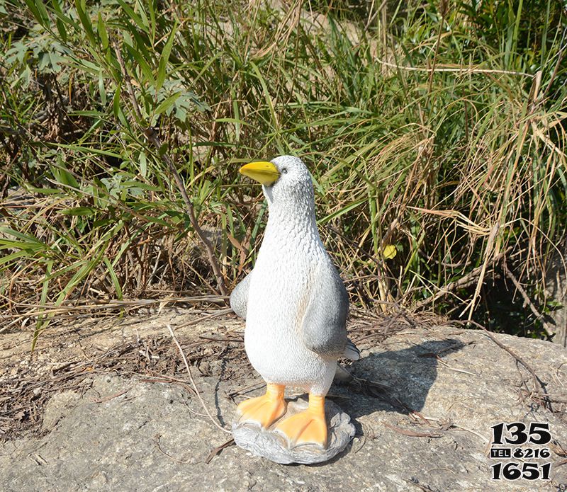 鴿子雕塑-戶外公園景區創意玻璃鋼仿真動物彩繪雕塑高清圖片