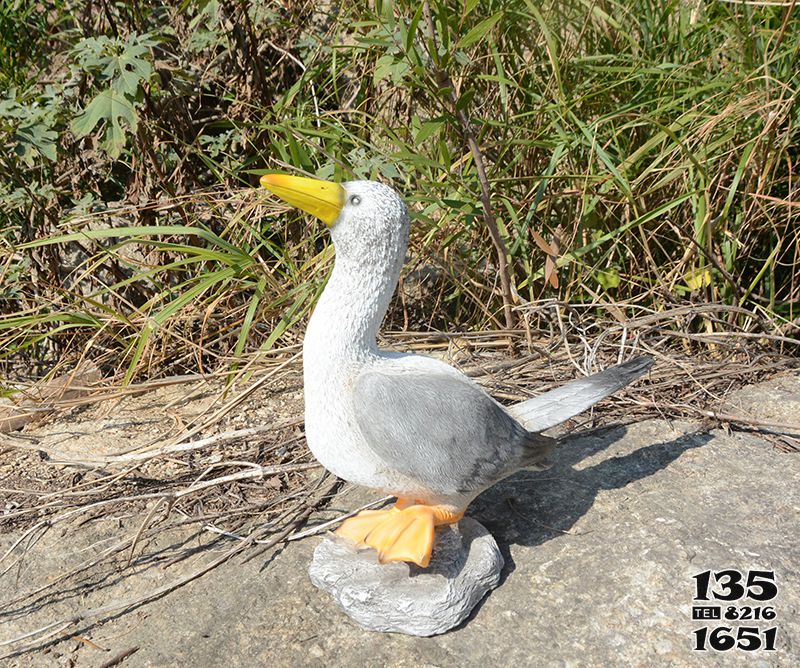 鴿子雕塑-公園湖邊創(chuàng)意個(gè)性玻璃鋼仿真動物鴿子雕塑高清圖片