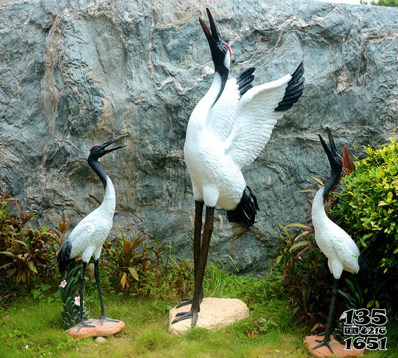 丹頂鶴雕塑-公園景區(qū)玻璃彩繪丹頂鶴雕塑高清圖片