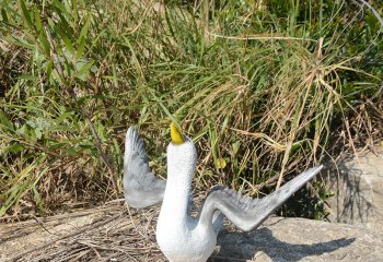 鴿子雕塑-公園湖邊仿真創意彩繪抬頭鴿子雕塑