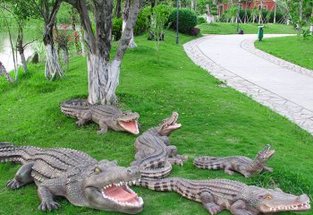 鱷魚(yú)雕塑-公園草地上擺放的一群張著嘴巴的玻璃鋼仿真鱷魚(yú)雕塑