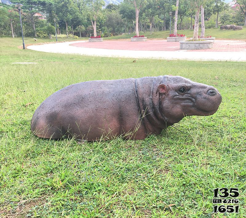 河馬雕塑-草坪創意抽象不銹鋼仿銅半身小河馬雕塑高清圖片