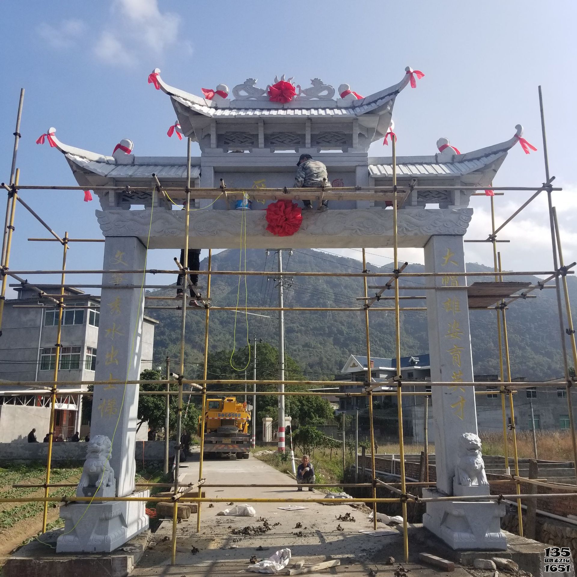 牌坊雕塑-城鎮(zhèn)建設(shè)裝飾村口單門(mén)石牌坊高清圖片