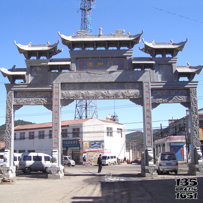 牌坊雕塑-鄉(xiāng)村城鎮(zhèn)街道擺放青石牌坊拱門高清圖片