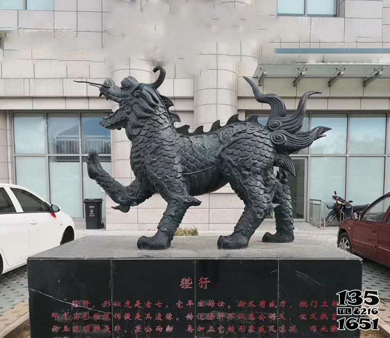 陛犴雕塑-廣場上擺放的抬腳的玻璃鋼創(chuàng)意陛犴雕塑高清圖片