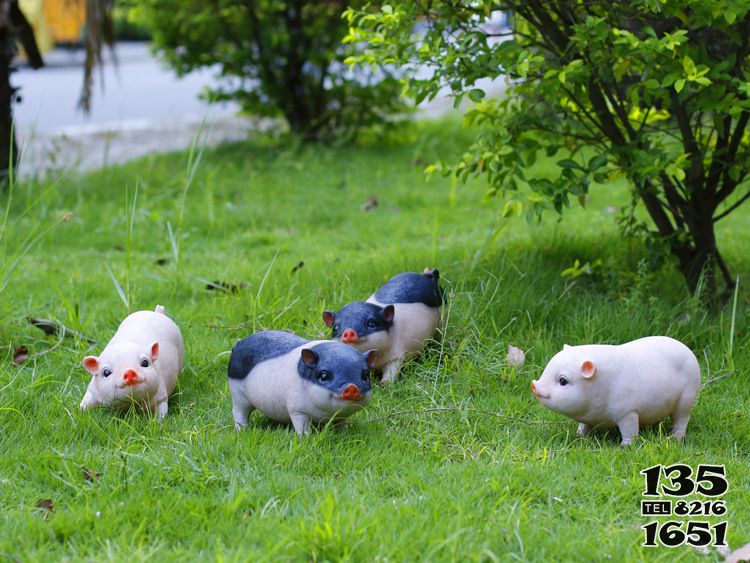 豬雕塑-動物園四小只呆萌玻璃鋼豬雕塑高清圖片