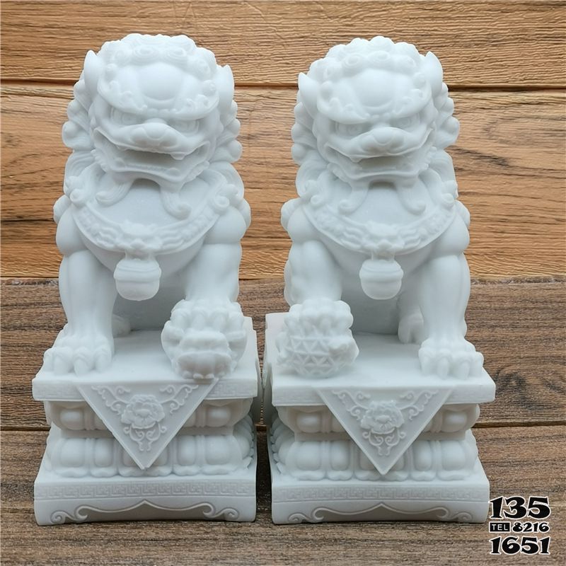 獅子雕塑-室內(nèi)創(chuàng)意漢白玉石雕一對(duì)潔白無瑕的石獅子雕塑高清圖片