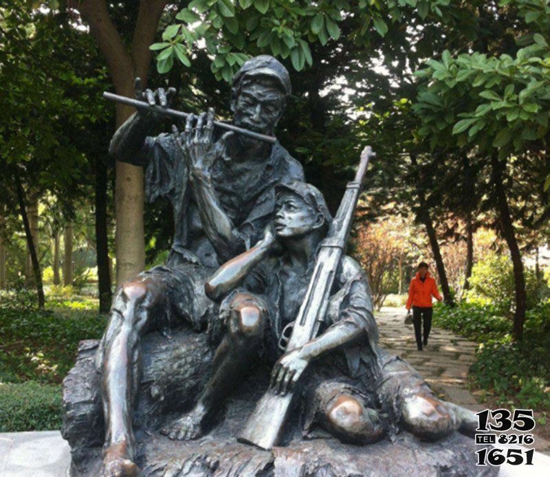 八路軍雕塑-公園玻璃鋼趴著聽(tīng)號(hào)角的八路軍雕塑高清圖片