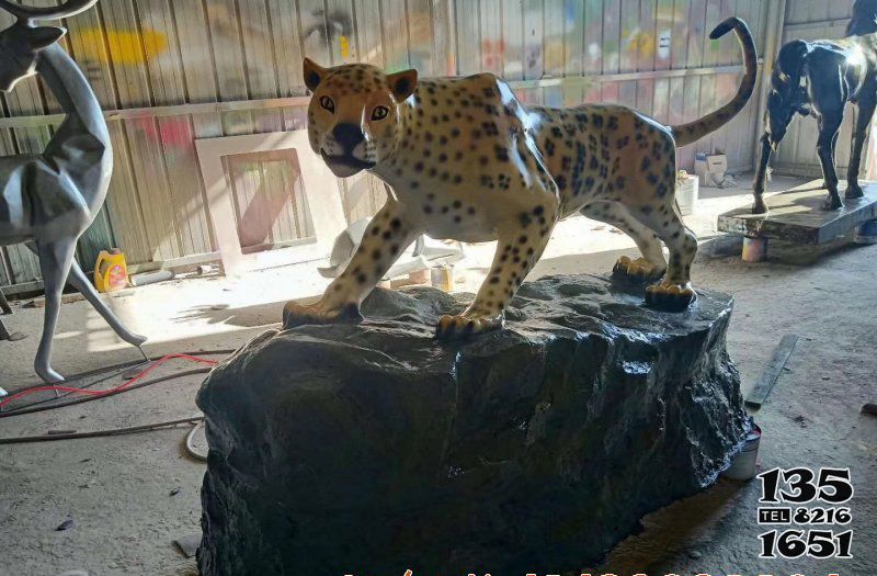 豹子雕塑-動物園黃色仿真金錢豹不銹鋼噴漆烤漆雕塑高清圖片