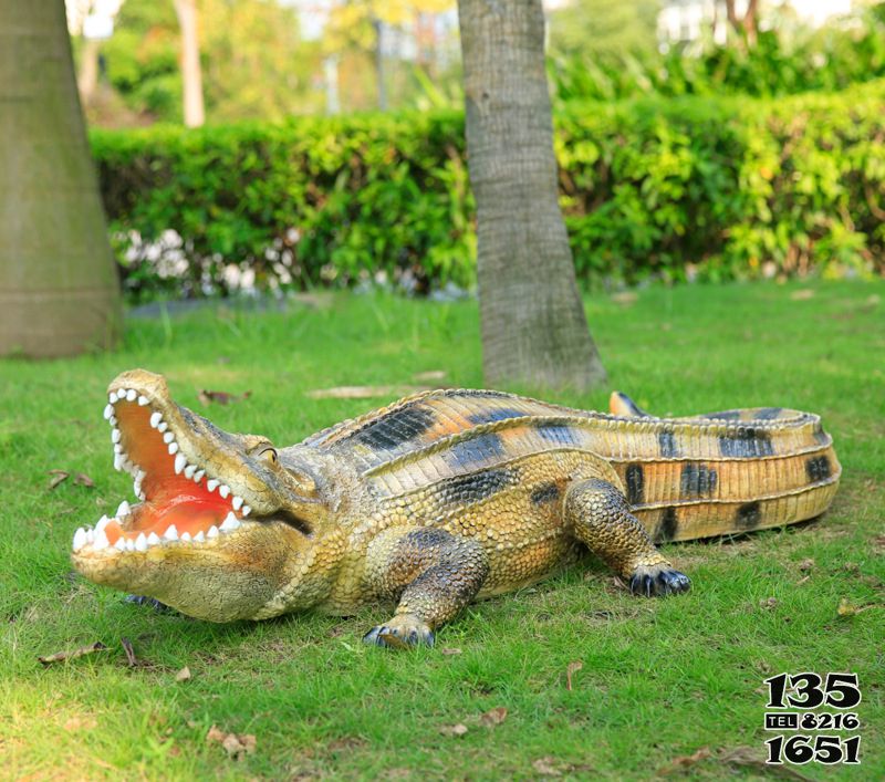 鱷魚(yú)雕塑-公園草地?cái)[放的張嘴的玻璃鋼彩繪鱷魚(yú)雕塑高清圖片