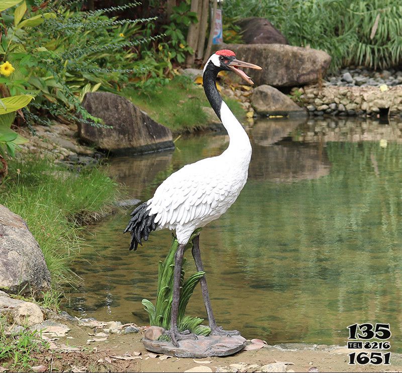 仙鶴雕塑-景區池塘一只捕魚覓食的玻璃鋼仙鶴雕塑高清圖片