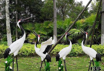 丹頂鶴雕塑-公園戶(hù)外玻璃鋼彩繪仿真動(dòng)物丹頂鶴雕塑