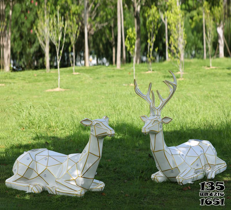 梅花鹿雕塑-玻璃鋼幾何公園景區(qū)兩只臥著的梅花鹿雕塑高清圖片