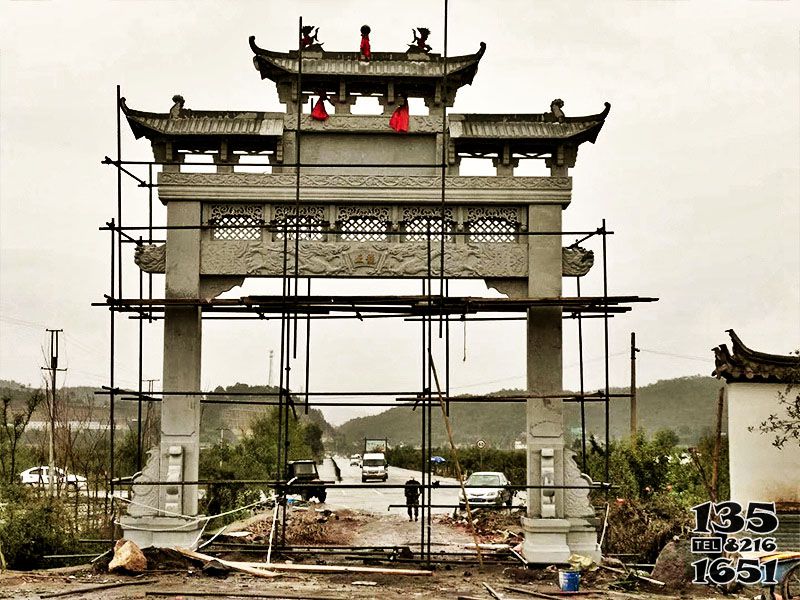 牌坊雕塑-仿古建斗拱農(nóng)村口單門(mén)三樓石牌坊高清圖片