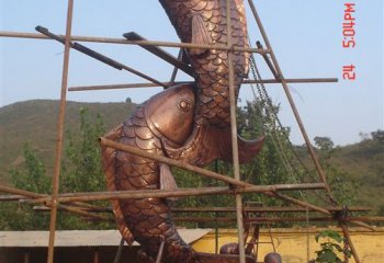 魚(yú)雕塑-戶(hù)外園林兩只大號(hào)不銹鋼噴漆鯉魚(yú)雕塑