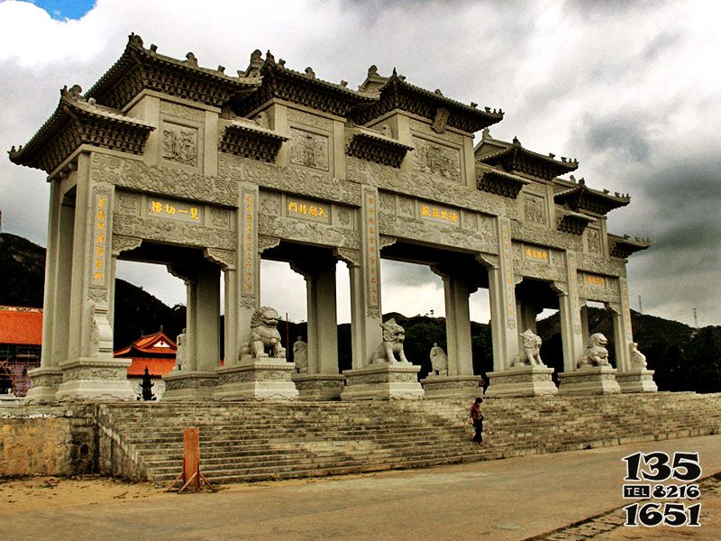 牌坊雕塑-寺院景區復式斗拱五門石雕牌樓坊高清圖片