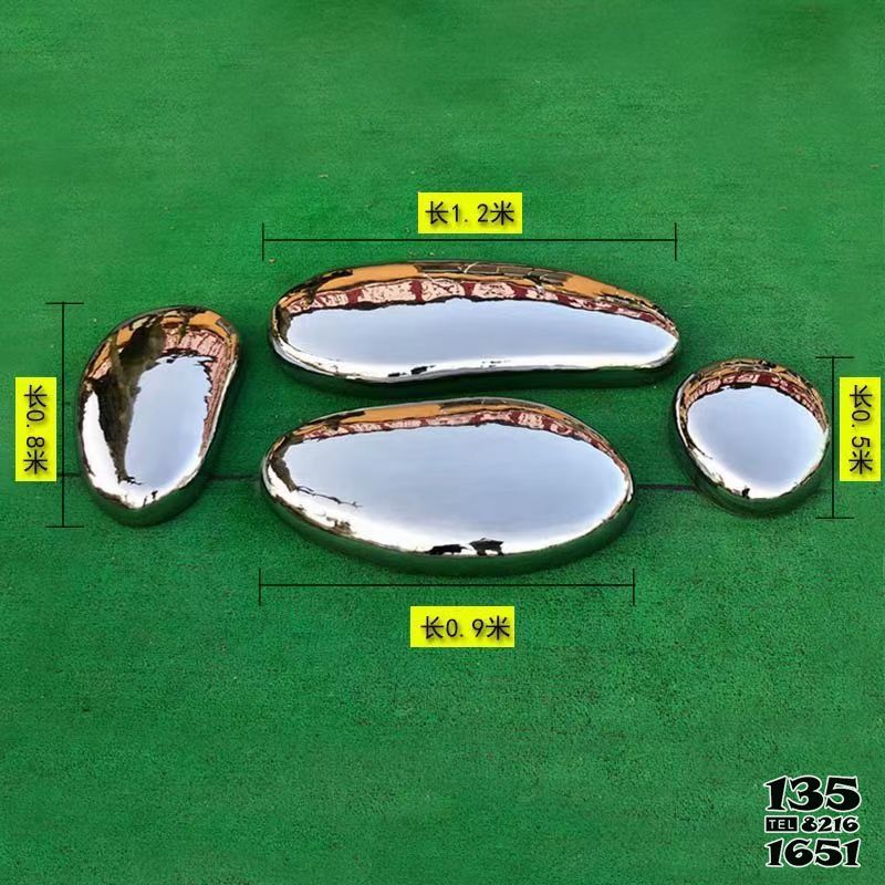 石頭雕塑-草坪四個不銹鋼鏡面圓潤石頭雕塑高清圖片