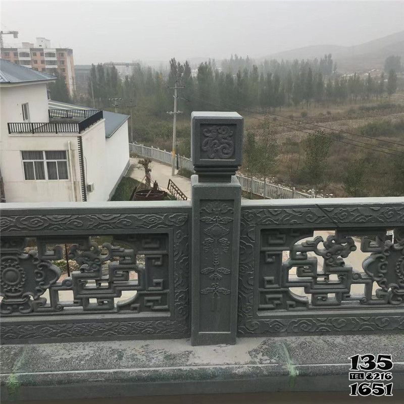 欄桿欄板雕塑-庭院陽(yáng)臺(tái)青石仿古鏤空欄桿護(hù)欄雕塑高清圖片