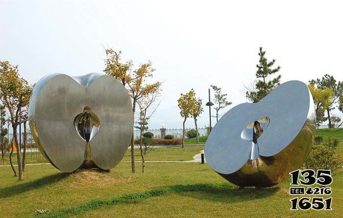 蘋果雕塑-學校草坪切面不銹鋼公園半塊蘋果雕塑高清圖片