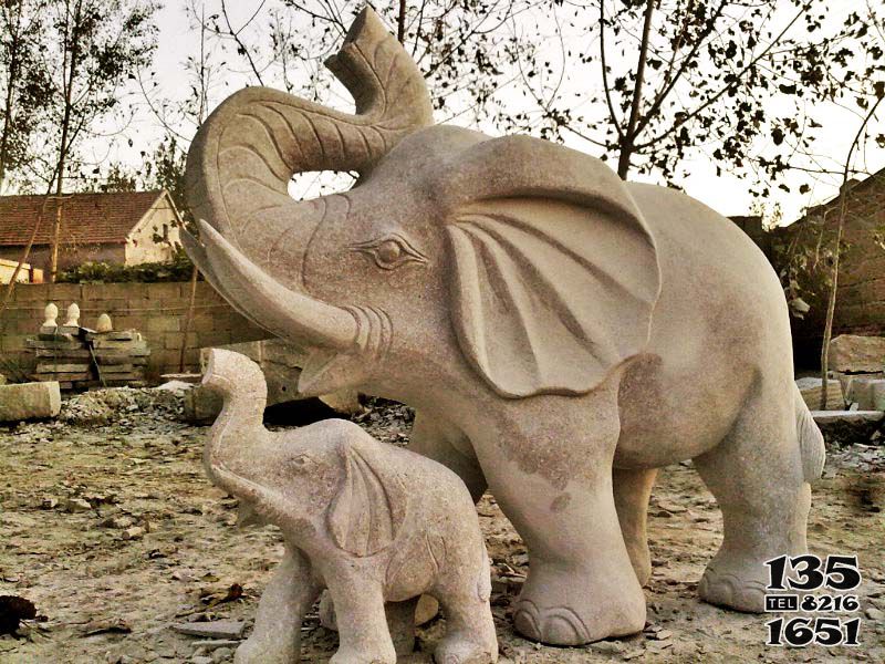 母子象雕塑-公園景區(qū)大理石石雕一起玩耍的母子象雕塑高清圖片