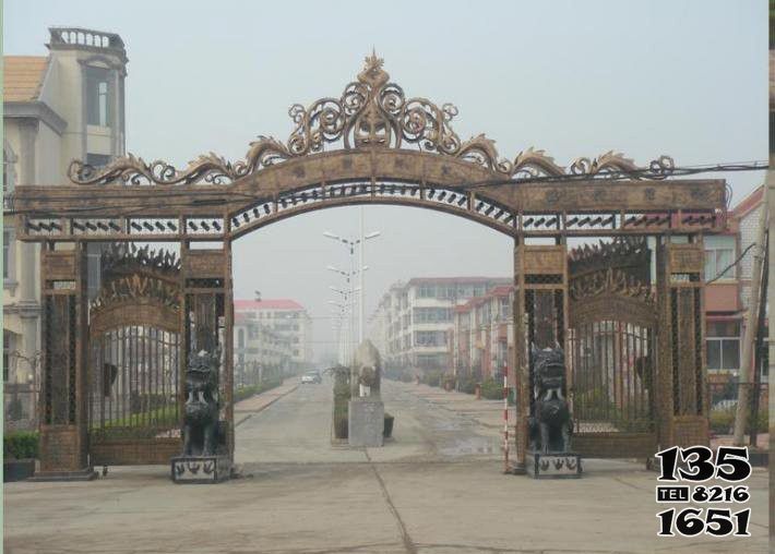 牌坊雕塑-鐵藝鏤空不銹鋼小區(qū)三門(mén)牌坊雕塑高清圖片