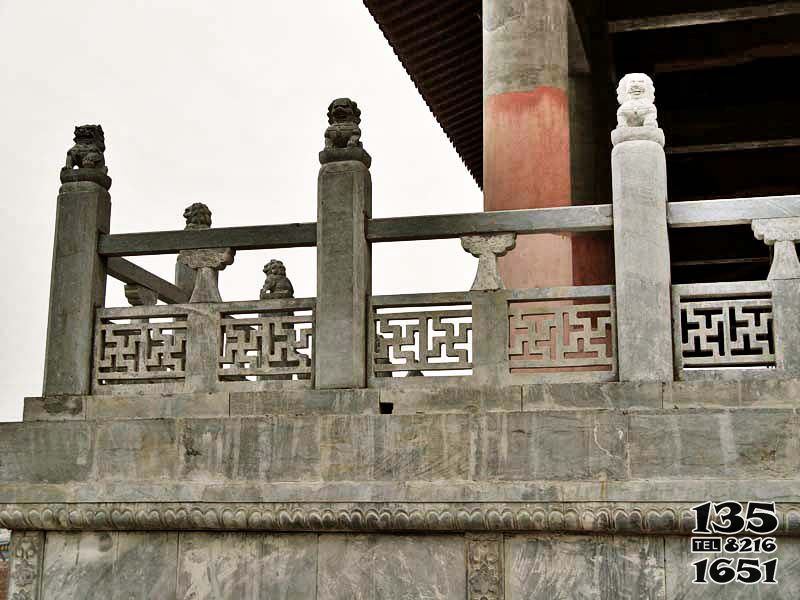 欄桿欄板雕塑-寺廟青石獅子鏤空防護欄桿雕塑高清圖片