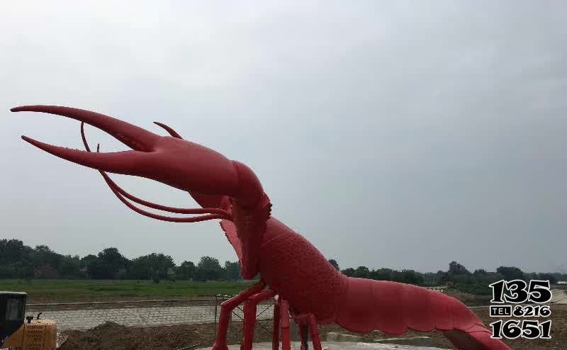 蝦雕塑-公園廣場(chǎng)擺放的舉著鉗子的玻璃鋼創(chuàng)意蝦雕塑高清圖片