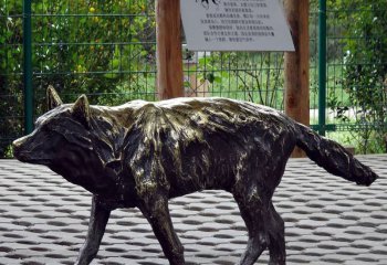 狼雕塑-景區(qū)動(dòng)物園不銹鋼仿古做舊行走的狼雕塑