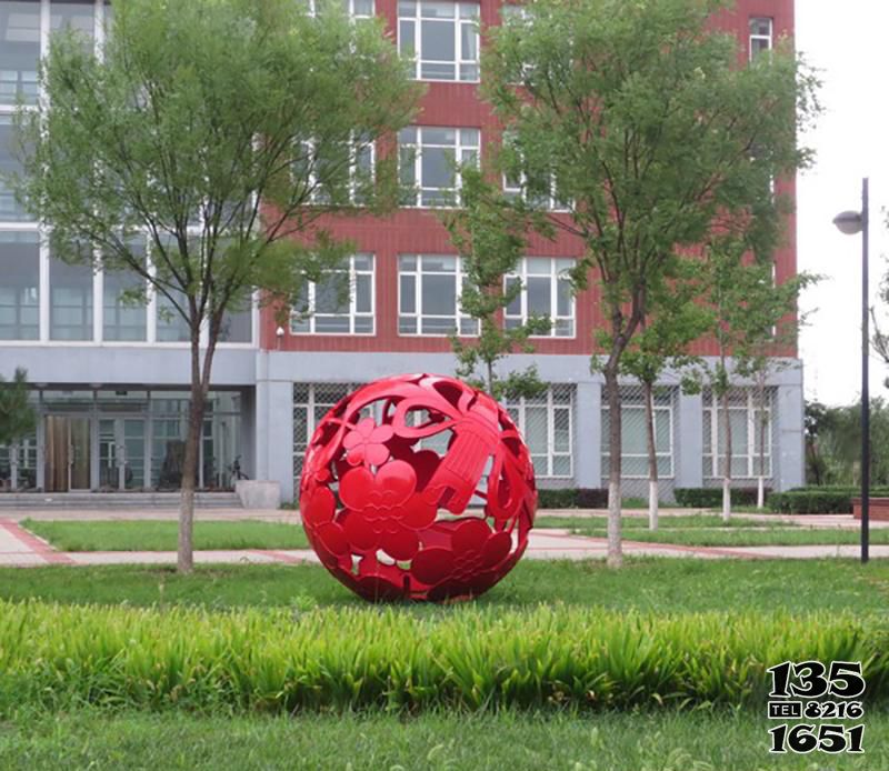 鏤空球雕塑-公園創(chuàng)意草坪玻璃鋼抽象鏤空球雕塑高清圖片