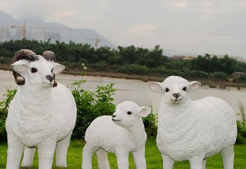 綿羊雕塑-草坪上一家三口的玻璃鋼仿真綿羊雕塑