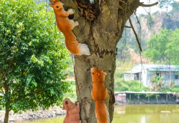 松鼠雕塑-動物園三只爬樹的玻璃鋼松鼠雕塑