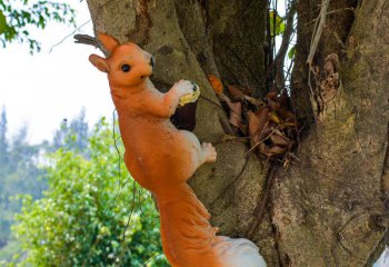 松鼠雕塑-公園一只樹(shù)上玩耍的玻璃鋼松鼠雕塑