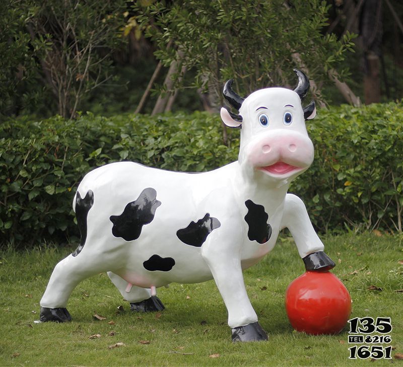 牛雕塑-動物園一只大號踩球的玻璃鋼牛雕塑高清圖片