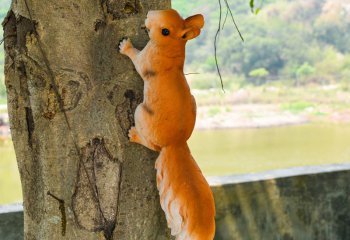 松鼠雕塑-動物園一只爬樹的玻璃鋼松鼠雕塑