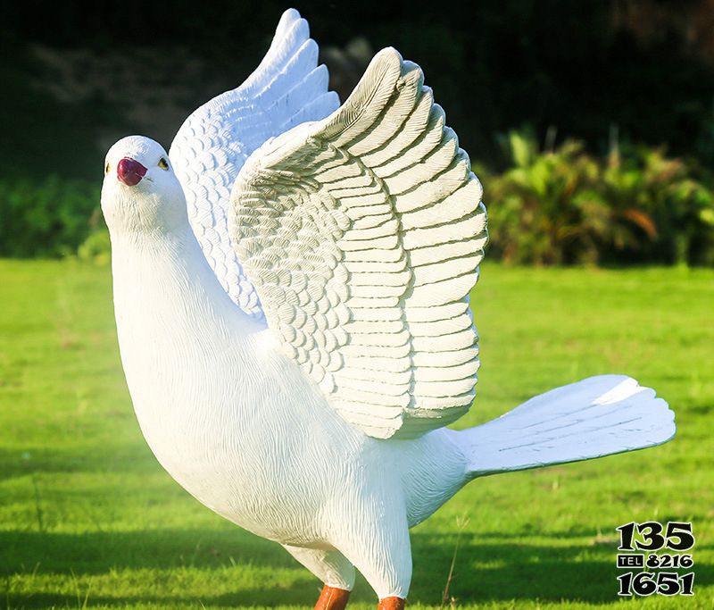 鴿子雕塑-玻璃鋼樹(shù)脂大型仿真動(dòng)物公園草坪鴿子雕塑高清圖片