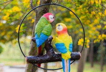 鸚鵡雕塑-動物園樹上休息的吃食的玻璃鋼仿真鸚鵡雕塑