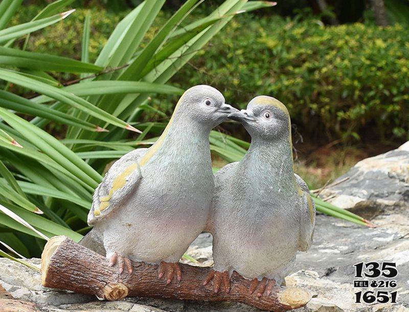 鴿子雕塑-公園花園廣場玻璃鋼創(chuàng)意親親鴿子雕塑高清圖片