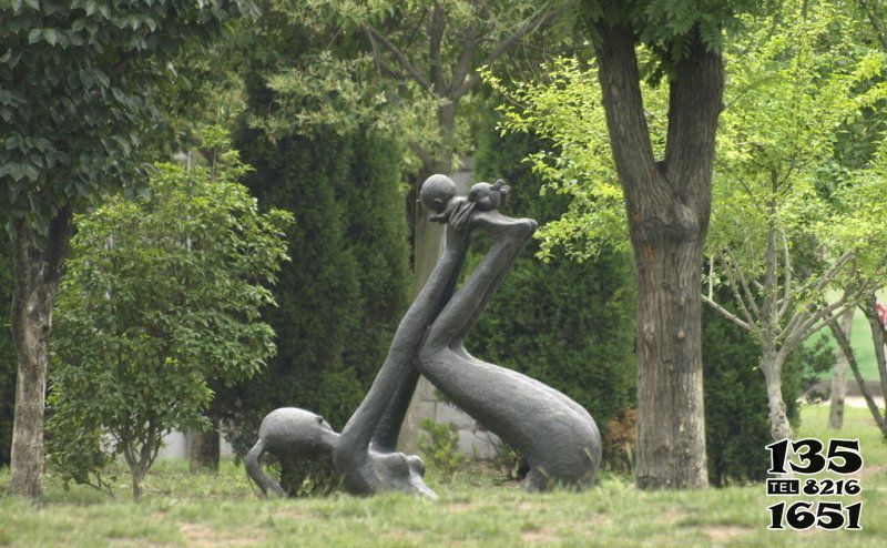 母子雕塑-公園園林銅雕玩耍中的母子雕塑高清圖片