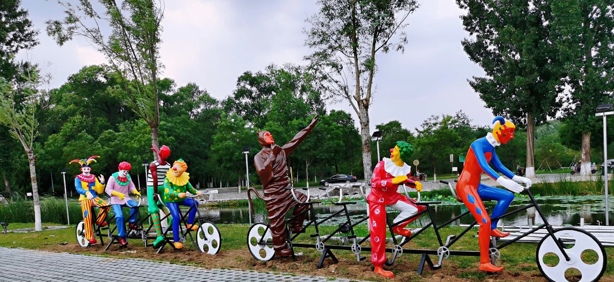 玻璃鋼騎車小丑人物雕塑-玻璃鋼騎車小丑人物雕塑高清圖片